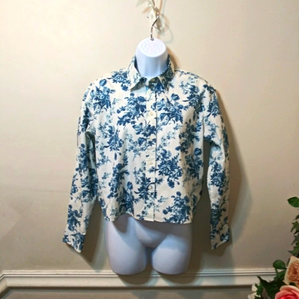 Gap x LoveShackFancy White & Blue Rose Floral Cottage Core Print Cropped Shirt
